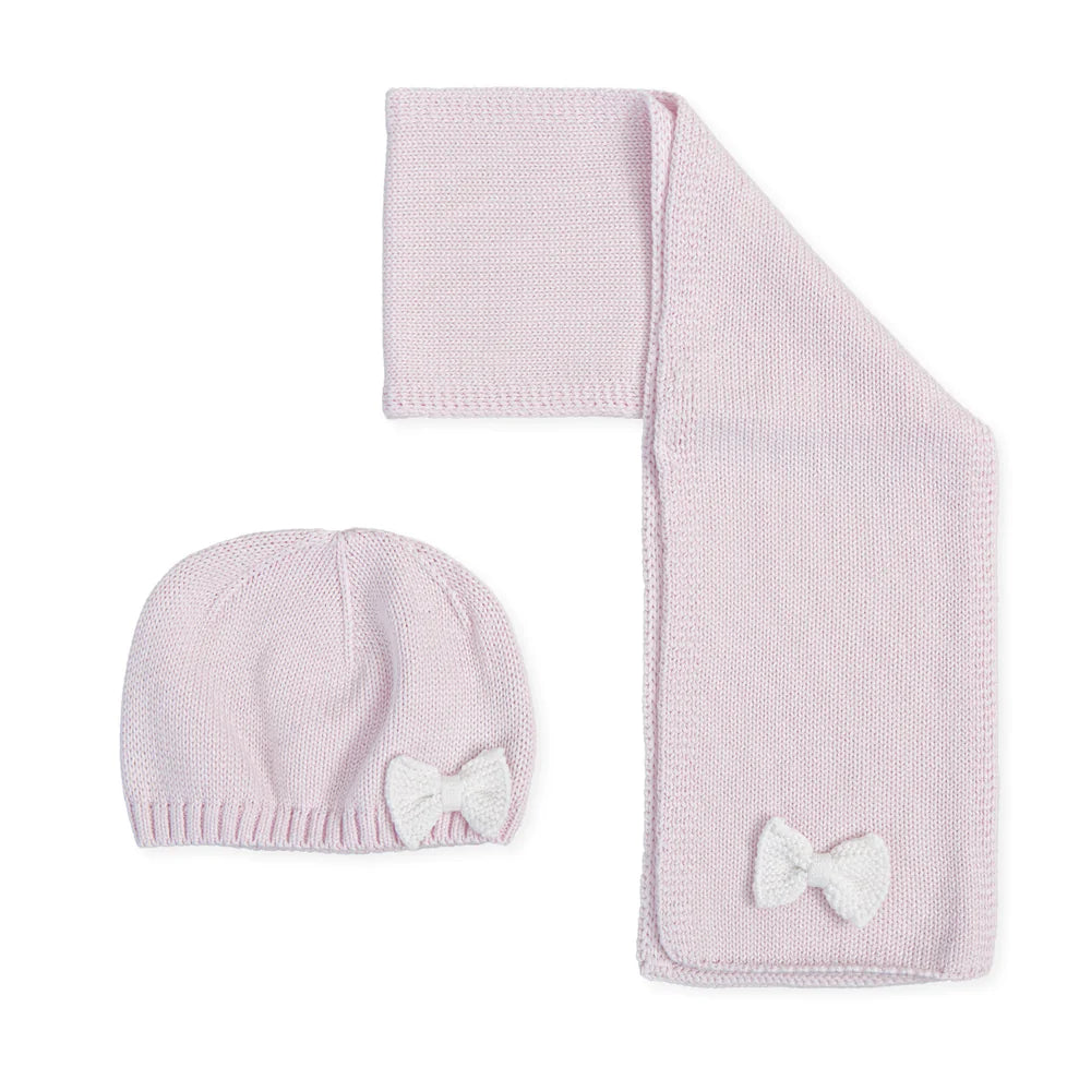 Cappello e sciarpa rosa